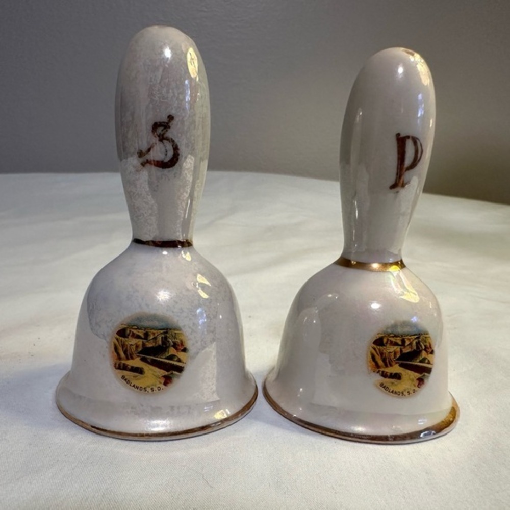 Vintage Ceramic Rooster Salt bell salt & pepper shakers‎ from Badlands SD